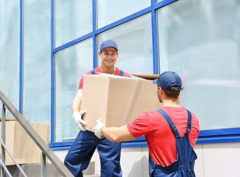 Organized moving process with labeled boxes and inventory